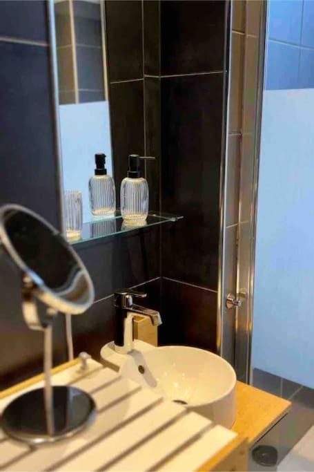 לייז' Bellevue - Grand Appartement Pour 5 Sur Les Quais De La Meuse מראה חיצוני תמונה